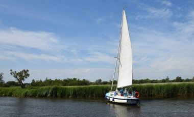 LUDHAM, NORFOLK, ENGLAND - 08 Temmuz 2023: Ant Norfolk nehrinin klasik yelkenli teknesi manzarası.