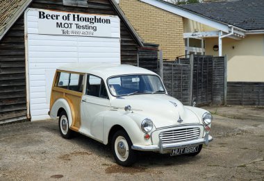 HOUGHTON, CAMBRIDGESHIRE, İngiltere - 08 Eylül 2021: vintage Morris Traveller arabası tamirhanenin önünde park edilmiş, 