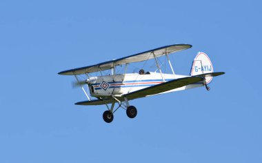 ICKwell, BEDFORDSHIRE, İngiltere - EYLÜL 06 Eylül 2020: Vintage SNCAN Stampe - Vertongen SV-4 Biplane uçuşu.