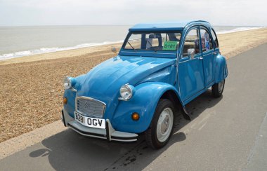 FELIXSTOWE, SUFFOLK, ENGLAND - MAYIS 07, 2017: Klasik Blue Citroen 2CV Deux Chevaux deniz kenarına park edilmiş.