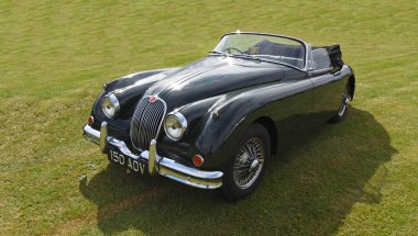 Klasik 1960 Jaguar XK150 kafa coupe 'u sahaya park etti..