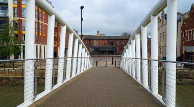 Bedford 'daki Footbridge ve restoranlar. 