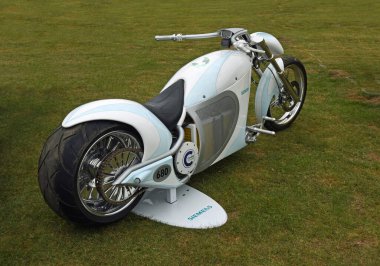 UPPER DEAN, BEDFORDSHIRE, İngiltere - 07 Eylül 2019: Çimlerin üzerine park edilmiş Siemens Elektrikli Motosiklet Prototipi.