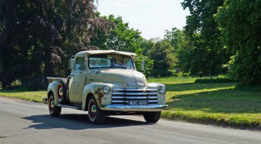 ICKwell, BEDFORDSHIRE, İngiltere - Haziran 04, 2023: 1953 model Chevrolet 5 pencereli taşra yolu.