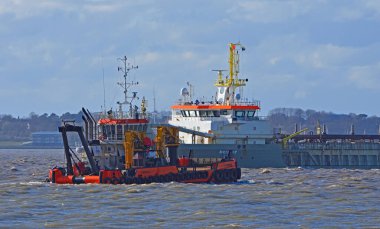 FELIXSTOWE, SUFFOLK, İngiltere - 29 Mart 2024: Orwell Suffolk nehrinin kıyısında küçük bir tarama botu.