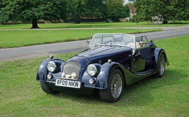 ICKwell, BEDFORDSHIRE, İngiltere - 07 Temmuz 2023: Morgan Spor Arabası yeşil köye park edilmiş..