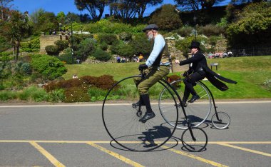 FELIXSTOWE, SUFFOLK, İngiltere - 5 Mayıs 2024: 2 adam Penny Farthing biclyes 'e biniyor.