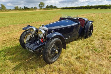 Little Gransden, CAMBRIDGESHIRE, İngiltere - 27 AĞUSTOS 2023: 672 Riley 12-4 Kestrel Special (1934) otların üzerine park edilmiş