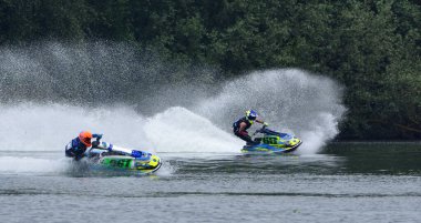 WYBOSTON, BED, FordSHIRE, İngiltere - Mayıs 024, 2024: İki Kayak yarışçısının hızla ilerlemesine izin verin