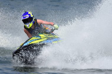 WYBOSTON, BED, FORDSHIRE, İNGİLTAN - Mayıs 024, 2024: Jet Ski yarışçıları çok fazla sprey püskürterek hız yaratıyor.