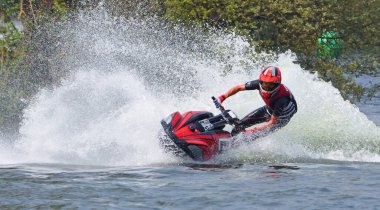 WYBOSTON, BEDFORDSHIRE, İNGİLTAN - MAYIS 024, 2024: Jet Ski yarışçısı hız konusunda virajda çok fazla sprey üretiyor.