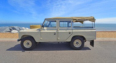 FELIXSTOWE, SUFFOLK, ENGLAND - MAYIS 05, 2024: Klasik 1095 Kapı Landrover İlçe İstasyon Vagonu Vagonu.