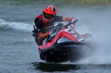 WYBOSTON, BED, FORDSHIRE, İNGİLTAN - Mayıs 024, 2024: Jet Ski yarışçıları çok fazla sprey püskürterek hız yaratıyor.