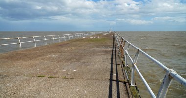 Terk edilmiş sahil iskelesi Kuzey Denizi üzerinde, raylı Felixstowe Suffolk