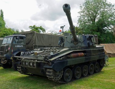ST NEOTS, CAMBRIDGESHIRE, ENGLAND -  JUNE  23, 2024:   Vintage FV433 Abbot 105mm SP Gun