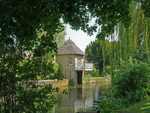 stock image GODMANCHESTER, CAMBRIDGESHIRE, ENGLAND - MAY 11, 2024:  Boathouse on the Great Ouse, at  Godmanchester Cambridgeshire.