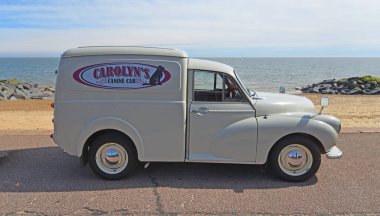 FELIXSTOWE, SUFFOLK, ENGLAND - MAYIS 05, 2024: Yanında Carolyn 'in Köpek Taksisi olan klasik Morris Minor Delivery Van