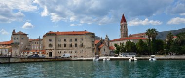Trogir sahil mesire - Dalmaçya, Hırvatistan. Tarihi Trogir şehri Hırvat anakara ve Ciovo Adası arasında küçük bir adada yer alan