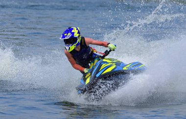 WYBOSTON, BEDFORDSHIRE, İNGİLTAN - MAYIS 024, 2024: Jet Ski yarışçısı hız konusunda virajda çok fazla sprey üretiyor
