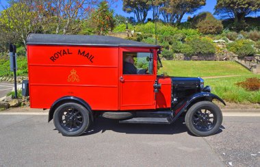 FELIXSTOWE, SUFFOLK, İngiltere - Mayıs 05, 2024: Klasik 1930 Morris Minor Postal van on road