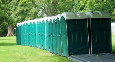 Portaloo sırası çimlerin güneşli gününde parkta