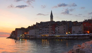 Eski kasaba Rovinj kısa bir süre sonra Günbatımı ile ışık ve yansımalar
