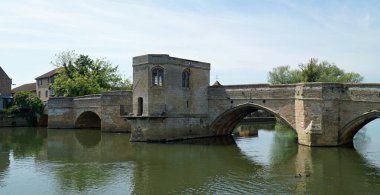 15. yüzyılın tarihi köprüsü St Ives Cambridgeshire 'deki Büyük Ouse nehri üzerindeki şapeliyle..