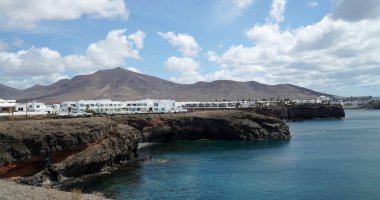 Playa Blanca 'nın doğu ucundaki Sea Cliffs' de dağlar ve oteller var.