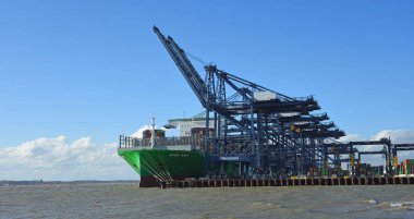 FELIXSTOWE, SUFFOLK, İngiltere - 29 Mart 2024: Crane 'lerle Felixstowe Rıhtımında Büyük Konteynır Gemisi Her Zaman Aria.
