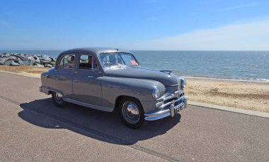 FELIXSTOWE, SUFFOLK, ENGLAND - MAYIS 05, 2024: Deniz kenarında klasik Öncü Kıta aracı