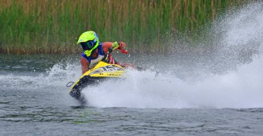 WYBOSTON, BEDFORDSHIRE, İNGİLTAN - MAYIS 024, 2024: Jet Ski yarışçısı hız konusunda virajda çok fazla sprey üretiyor