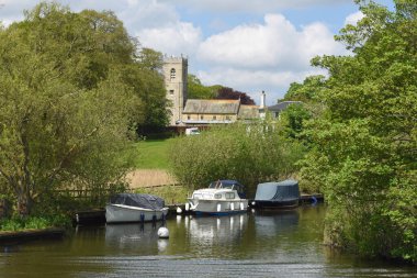 St. Benedicts Kilisesi Norfolk Nehri 'ni boynuzluyor.