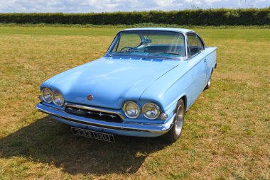 Little Gransden, CAMBRIDGESHIRE, İngiltere - 25 AĞUSTOS 2024: Klasik Ford Konsolosu Capri çimlerin üzerine park etti