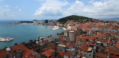 Split Eski Şehir ve Körfez Panoraması Varos ve Park Marjan 'a doğru ilerliyor..