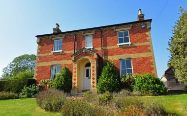 GREAT GRANSDEN, CAMBRIDGESHIRE, İngiltere - 18 Eylül 2024: Tarihi kırmızı tuğlalı müstakil ev