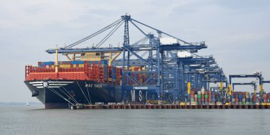 FELIXSTOWE, SUFFOLK, İngiltere - 22 Eylül 2024: Felixstowe Suffolk limanına yüklü büyük konteyner gemisi MSC Türkiye