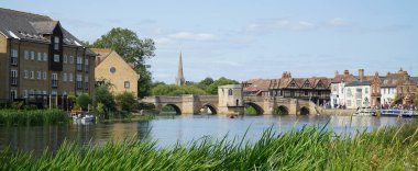 St. Ives Cambridgeshire 'deki tarihi köprü ve nehir Ouse.