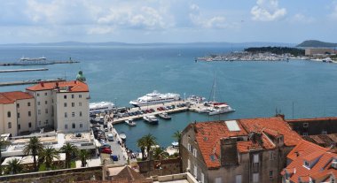 BÖLÜM, CROATIA - 13 Haziran 2018: Limanda tekneleri ve arka planda Brac Adası bulunan Split Hırvatistan 'daki Rıhtım.