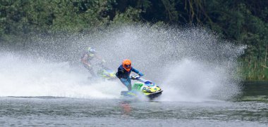 WYBOSTON, BEDFORDSHIRE, ENGLAND - MAYIS 024, 2024: 2 Jet Ski yarışçısı çok fazla sprey üretiyor