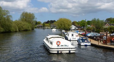 HORNING, NORFOLK, ENGLAND - 10 MAYIS 2018: borda kruvazörü Horning Bure nehrinde