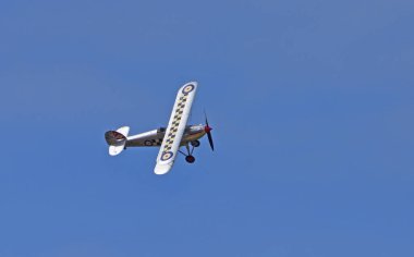 KÜÇÜK GRANSDEN, CAMBRIDGESHIRE, İngiltere - 25 AĞUSTOS 2024: Uçuşta Hawker Fury Mk 1