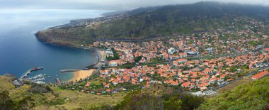 Madeira 'da sahil limanı ve havalimanı ile Machico' nun panoramik manzarası. 