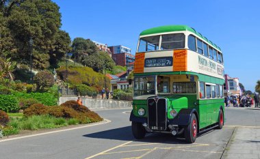 FELIXSTOWE, SUFFOLK, İngiltere - MAYIS 05, 2024: Yoldaki Klasik AEC Regent III Double Decker Otobüsü