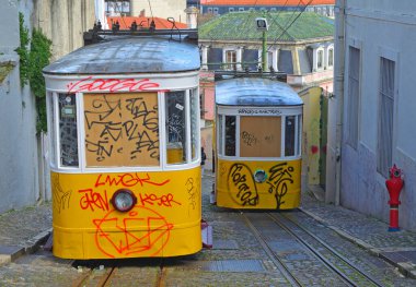 LISBON, PORTUGAL - Mart 06, 2016: Elevador da Gloria vinicular demiryolu Lizbon Portekiz grafitiyle.
