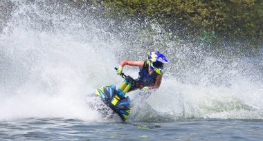 WYBOSTON, BEDFORDSHIRE, İNGİLTAN - MAYIS 024, 2024: Jet Ski yarışçısı hız konusunda virajda çok fazla sprey üretiyor