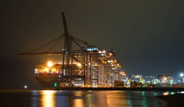 FELIXSTOWE, SUFFOLK, İNGİLTAN - 08 Kasım 2024: Geceleyin gemi ve vinçlerle Felixstowe Konteynır Limanı. 