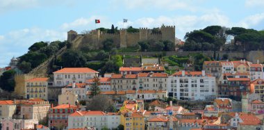 Miradouro de Sao Pedro Alcantara 'dan Castelo de Sao Jorge, Lizbon manzarası.