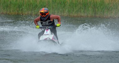 WYBOSTON, BED, FORDSHIRE, İNGİLTAN - Mayıs 024, 2024: Jet Ski yarışçıları çok fazla sprey püskürterek hız yaratıyor.