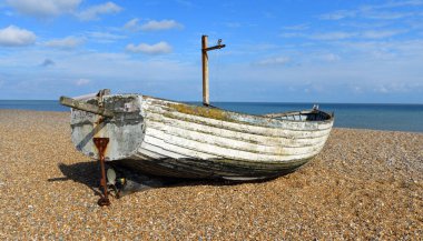 Aldeburgh sahilindeki eski balıkçı teknesi.