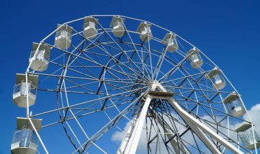 Büyük tekerlek bulutlu mavi gökyüzüne karşı.